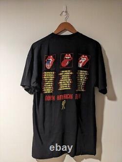 Vintage 94/95 The Rolling Stones Voodoo North American Tour X-Large T-Shirt
<br/>	 	
<br/> Translation: T-shirt vintage 94/95 de la tournée nord-américaine Voodoo des Rolling Stones en taille X-Large