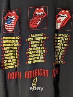 Vintage 94/95 The Rolling Stones Voodoo North American Tour X-Large T-Shirt
<br/>
<br/> 		Translation: T-shirt vintage 94/95 de la tournée nord-américaine Voodoo des Rolling Stones en taille X-Large