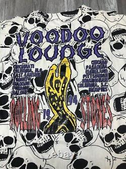 Vintage Rolling Stones Voodoo Lounge 1994 Rock & Roll Band Skulls AOP Mens XL would be translated to: 'Les Rolling Stones Vintage Voodoo Lounge 1994 Rock & Roll Band Skulls AOP Hommes XL'